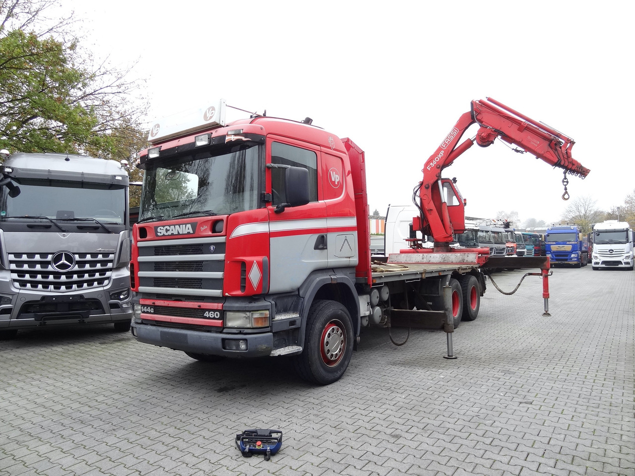 Scania R144 460 6X4 Fassi 360 bis 25 Meter - Autocarro con pianale/ Cassone fisso, Camion con gru: foto 1 Scania R144 460 6X4 Fassi 360 bis 25 Meter - Autocarro con pianale/ Cassone fisso, Camion con gru: foto 1