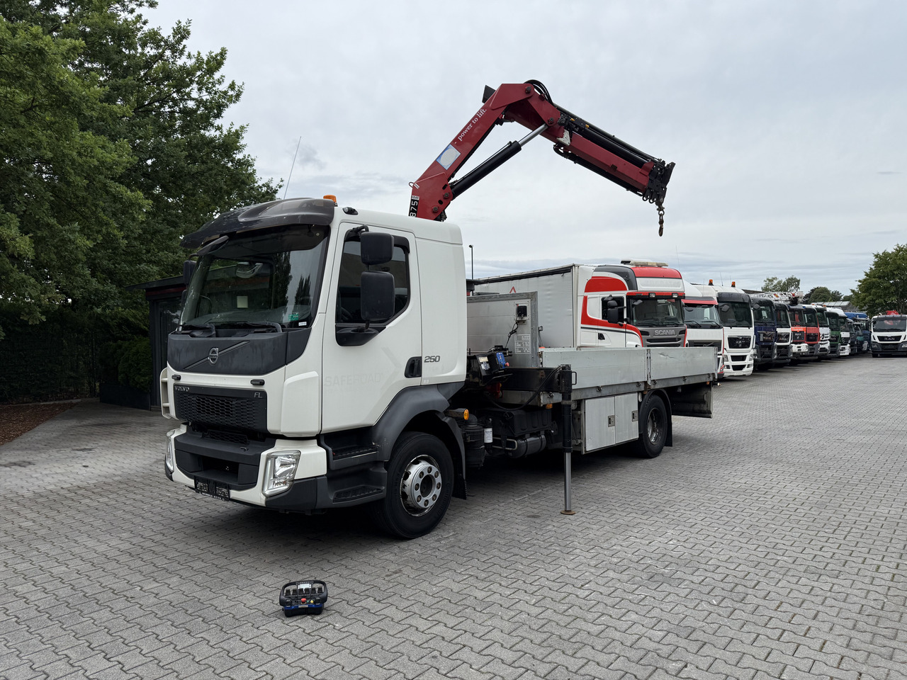 Volvo FL250.16 HMF 875 K3 - Camion con gru: foto 1 Volvo FL250.16 HMF 875 K3 - Camion con gru: foto 1