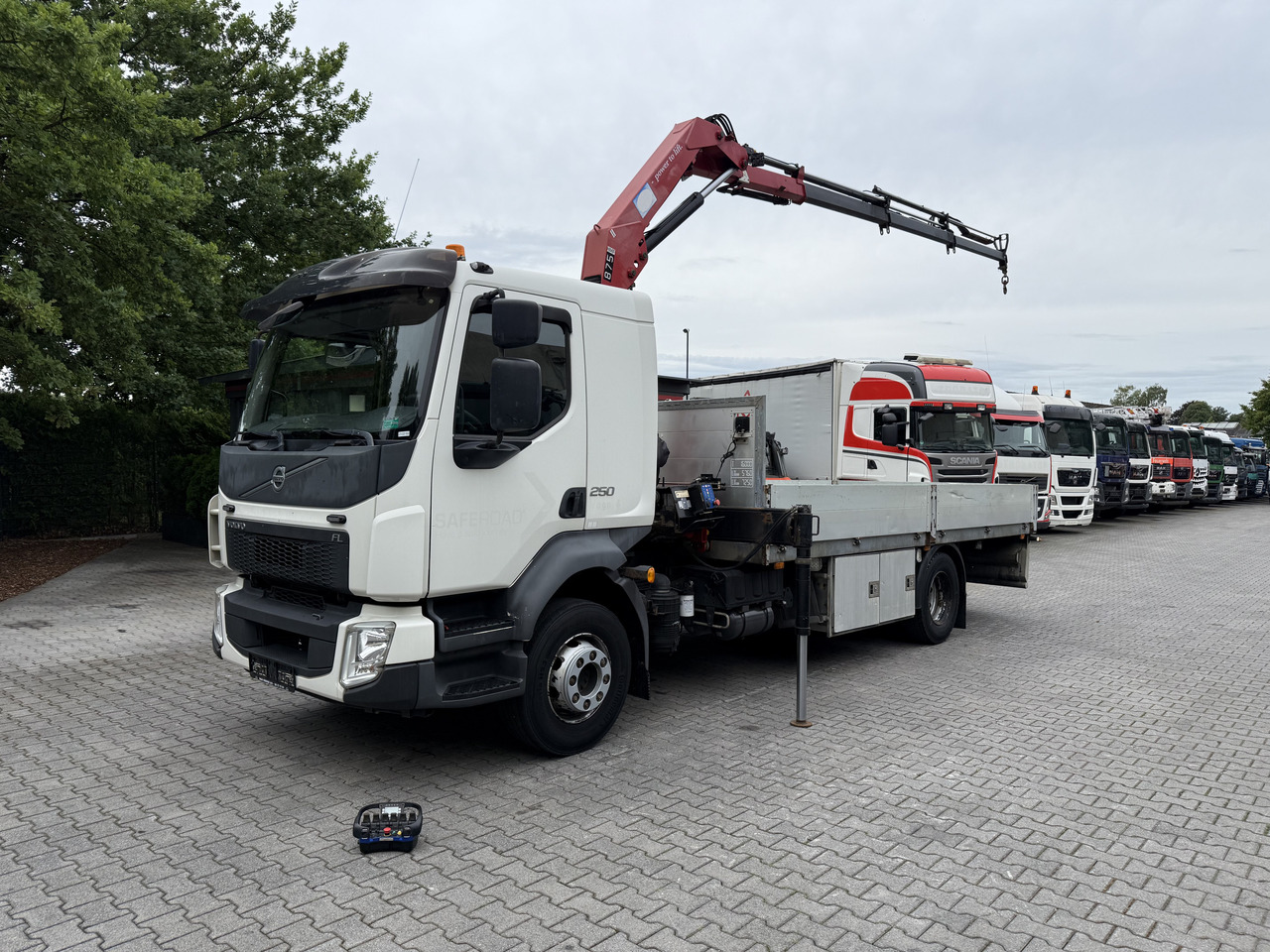 Volvo FL250.16 HMF 875 K3 - Autocarro con pianale/ Cassone fisso, Camion con gru: foto 1 Volvo FL250.16 HMF 875 K3 - Autocarro con pianale/ Cassone fisso, Camion con gru: foto 1
