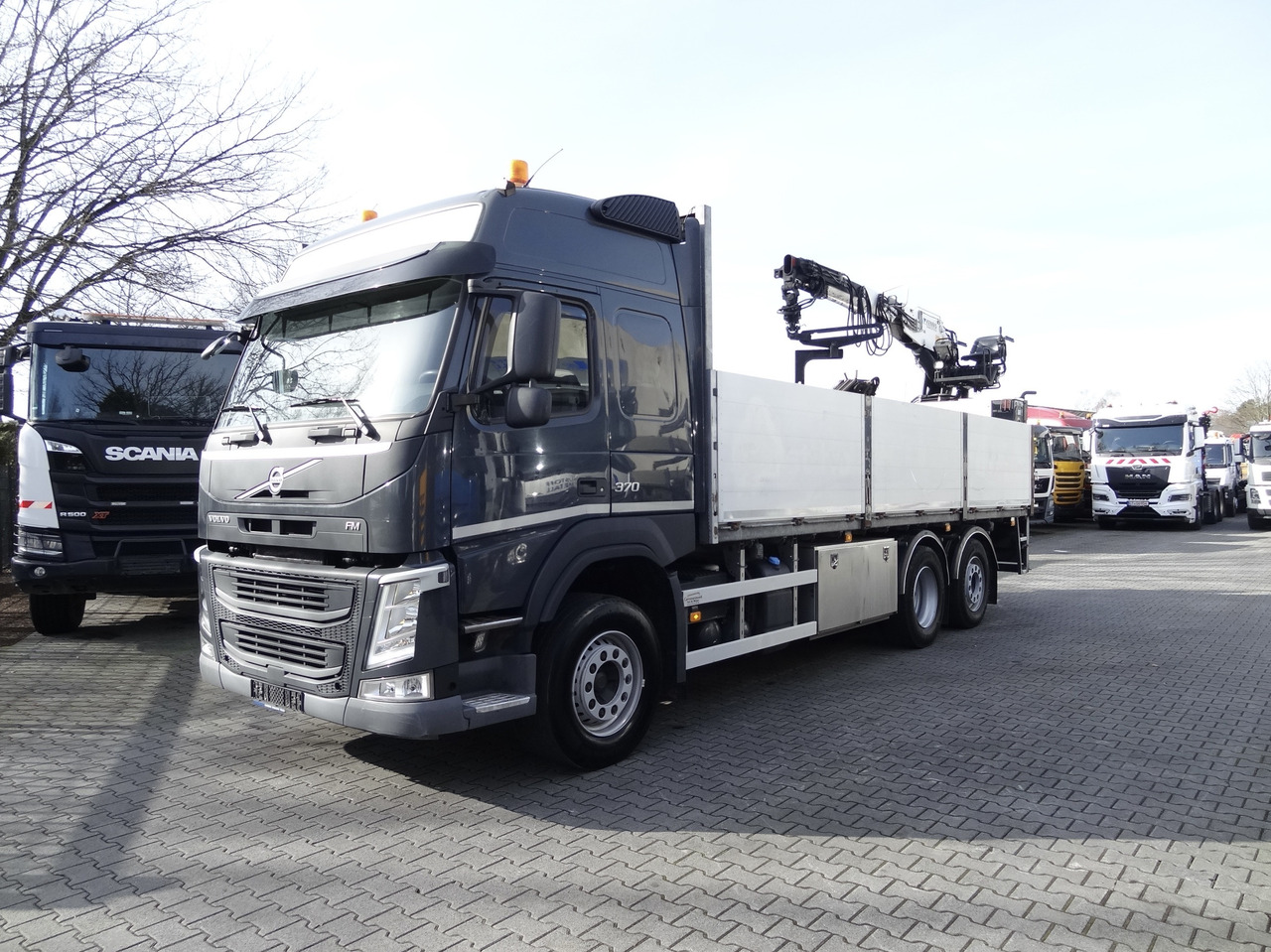 Volvo FM370 6X2*4 Kennis K14 Kran - Camion con gru, Autocarro con pianale/ Cassone fisso: foto 1 Volvo FM370 6X2*4 Kennis K14 Kran - Camion con gru, Autocarro con pianale/ Cassone fisso: foto 1