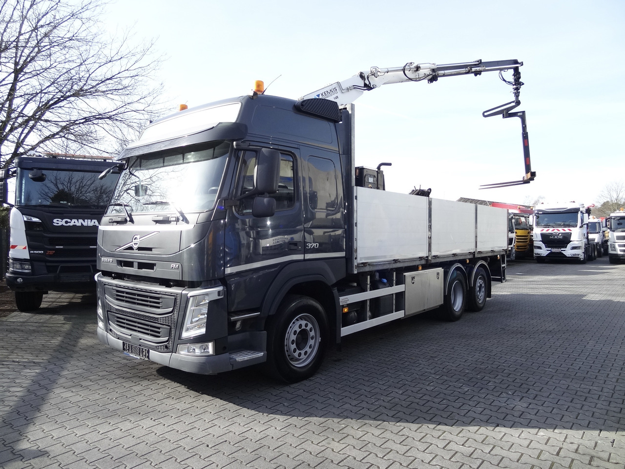 Volvo FM370 6X2*4 Kennis K14 Kran - Camion con gru, Autocarro con pianale/ Cassone fisso: foto 2 Volvo FM370 6X2*4 Kennis K14 Kran - Camion con gru, Autocarro con pianale/ Cassone fisso: foto 2