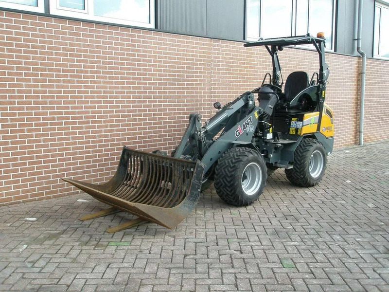Giant G2200E - Minipala cingolata: foto 1 Giant G2200E - Minipala cingolata: foto 1