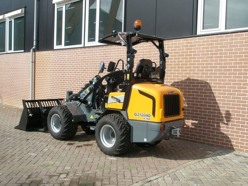 Giant G2500 - Minipala cingolata: foto 2 Giant G2500 - Minipala cingolata: foto 2