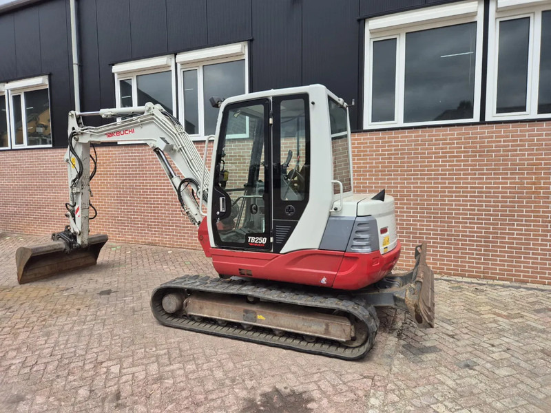 Takeuchi TB250 - Miniescavatore: foto 2 Takeuchi TB250 - Miniescavatore: foto 2