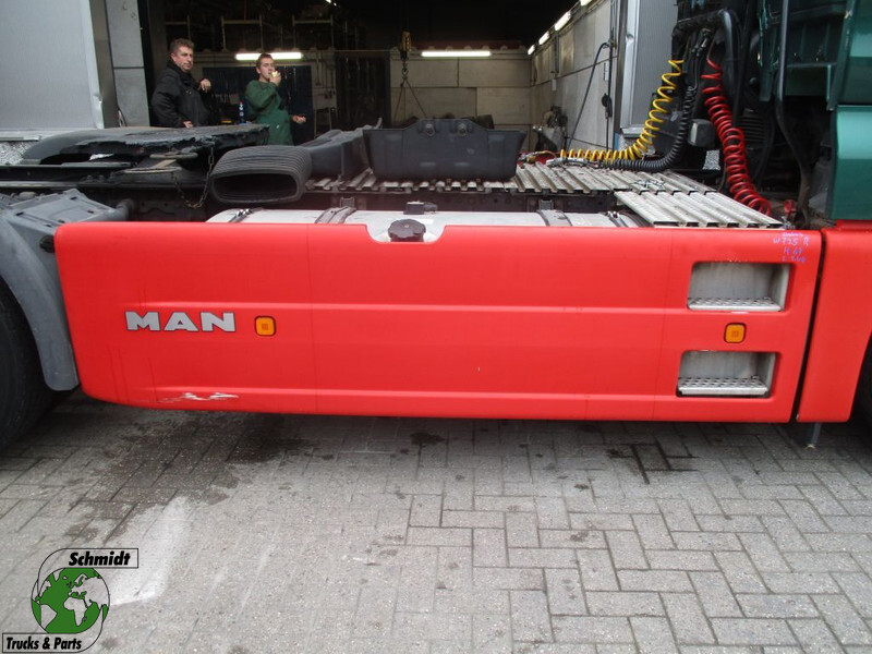 MAN TGX 18.400 81.41680-0050 ZIJBEKLEDING RECHTS - Telaio per Camion: foto 1 MAN TGX 18.400 81.41680-0050 ZIJBEKLEDING RECHTS - Telaio per Camion: foto 1