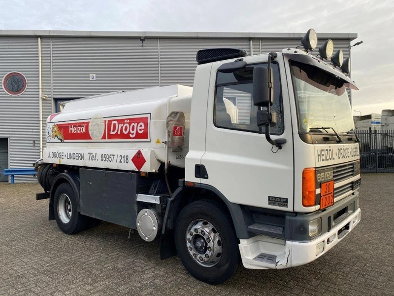 DAF 65CF-240 / FULL STEEL / POMP / 3 COMPARTIMENTS / 8350 LITER / ONLY:25969 KM / EURO-2 / MANUAL / GOOD CONDITION - Camion cisterna: foto 2 DAF 65CF-240 / FULL STEEL / POMP / 3 COMPARTIMENTS / 8350 LITER / ONLY:25969 KM / EURO-2 / MANUAL / GOOD CONDITION - Camion cisterna: foto 2