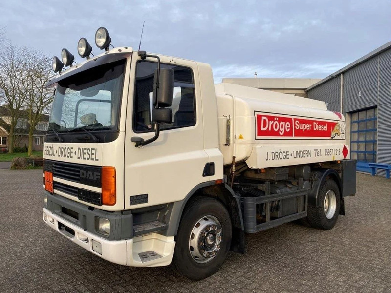 DAF 65CF-240 / FULL STEEL / POMP / 3 COMPARTIMENTS / 8350 LITER / ONLY:25969 KM / EURO-2 / MANUAL / GOOD CONDITION - Camion cisterna: foto 1 DAF 65CF-240 / FULL STEEL / POMP / 3 COMPARTIMENTS / 8350 LITER / ONLY:25969 KM / EURO-2 / MANUAL / GOOD CONDITION - Camion cisterna: foto 1
