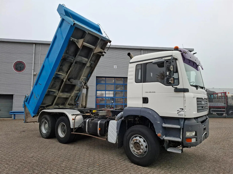 MAN TGA 26.310 / 6X4 / 2XBIG AXLE / 2SIDE TIPPER / ONLY:545423 KM / TUV:06-05-2026 / FULL-STEEL / AIRCO / MANUAL / EURO-4 / 2005 - Autocarro ribaltabile: foto 5 MAN TGA 26.310 / 6X4 / 2XBIG AXLE / 2SIDE TIPPER / ONLY:545423 KM / TUV:06-05-2026 / FULL-STEEL / AIRCO / MANUAL / EURO-4 / 2005 - Autocarro ribaltabile: foto 5