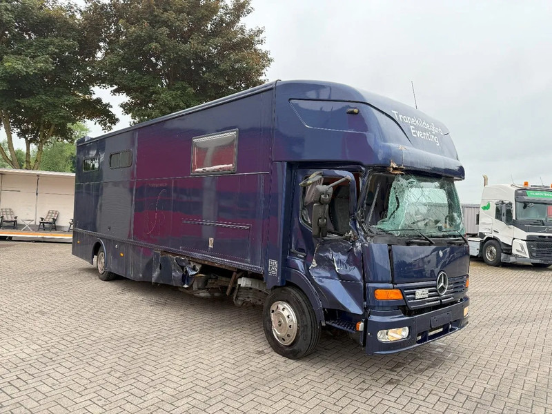 Mercedes-Benz Atego 1223 / ENGINE RUNNING / ONLY:159450 KM / HORSETRUCK / HEATED BOX / WATERTANK / LIVING ROOM / EURO-2 / MANUAL / 1998 - Van trasporto cavalli: foto 2 Mercedes-Benz Atego 1223 / ENGINE RUNNING / ONLY:159450 KM / HORSETRUCK / HEATED BOX / WATERTANK / LIVING ROOM / EURO-2 / MANUAL / 1998 - Van trasporto cavalli: foto 2