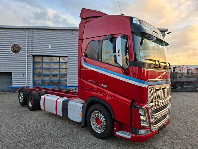 Volvo FH16-750 / BIG AXLE / VEB+ / ONLY:679711 KM / DYNAMIC STEERING / NAVI / LWDS / FULL-AIR / AUTOMATIC / EURO-6 / 2018 - Autocarro telaio: foto 2 Volvo FH16-750 / BIG AXLE / VEB+ / ONLY:679711 KM / DYNAMIC STEERING / NAVI / LWDS / FULL-AIR / AUTOMATIC / EURO-6 / 2018 - Autocarro telaio: foto 2