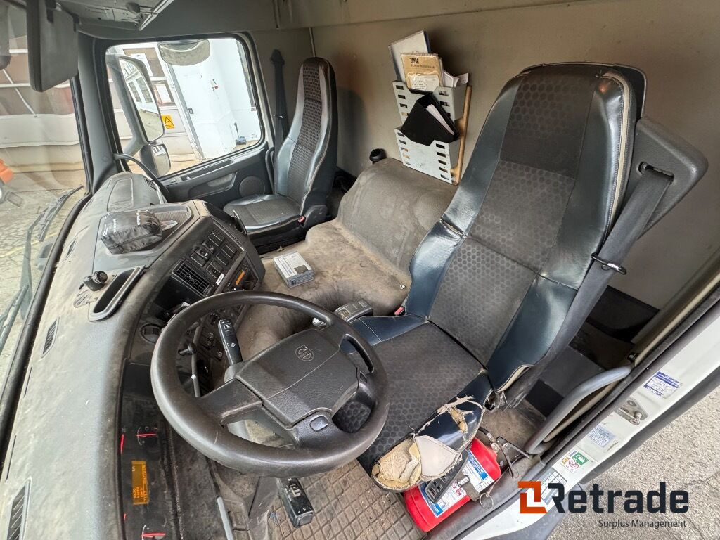 VOLVO FM 330 4X2 - Autocarro furgonato: foto 5 VOLVO FM 330 4X2 - Autocarro furgonato: foto 5