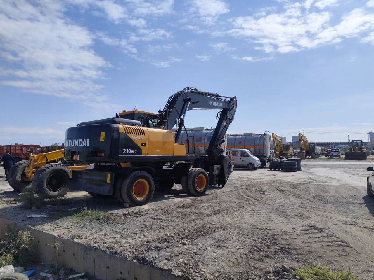 Hyundai R210-7 / Cummins / 1800MTH / Like NEW/20,5Tons/Sp R210-7 / Cummins / 1800MTH / Like NEW/20,5Tons/Special Ofert - Escavatore gommato: foto 4 Hyundai R210-7 / Cummins / 1800MTH / Like NEW/20,5Tons/Sp R210-7 / Cummins / 1800MTH / Like NEW/20,5Tons/Special Ofert - Escavatore gommato: foto 4