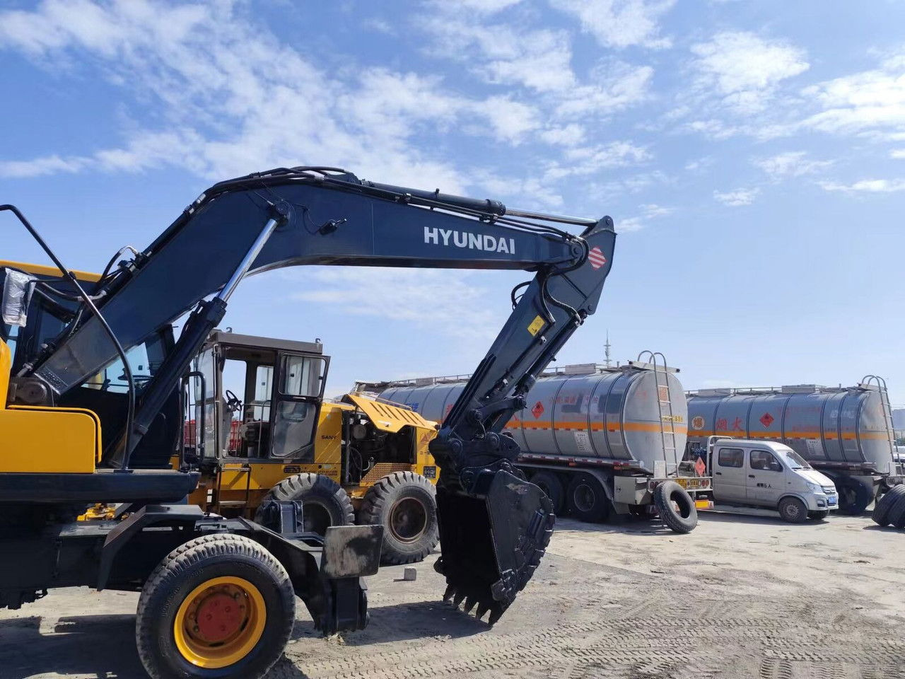 Hyundai R210-7 - Escavatore gommato: foto 2 Hyundai R210-7 - Escavatore gommato: foto 2