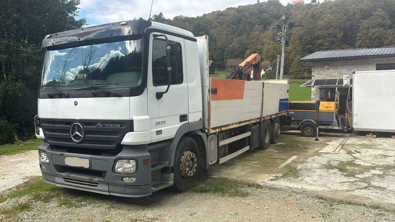 Mercedes-Benz Actros 2536 L 6x2 stake body - lifting axle - Autocarro con pianale/ Cassone fisso: foto 1 Mercedes-Benz Actros 2536 L 6x2 stake body - lifting axle - Autocarro con pianale/ Cassone fisso: foto 1