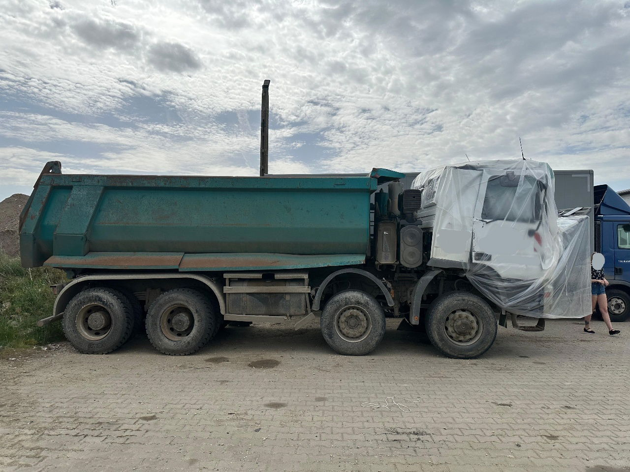 Mercedes-Benz Actros 4141 K 8x6 mulda tipper - damaged - Autocarro ribaltabile: foto 3 Mercedes-Benz Actros 4141 K 8x6 mulda tipper - damaged - Autocarro ribaltabile: foto 3