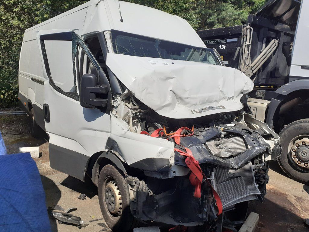 Iveco Daily 35S16 maxi Damaged - Furgone chiuso: foto 1 Iveco Daily 35S16 maxi Damaged - Furgone chiuso: foto 1