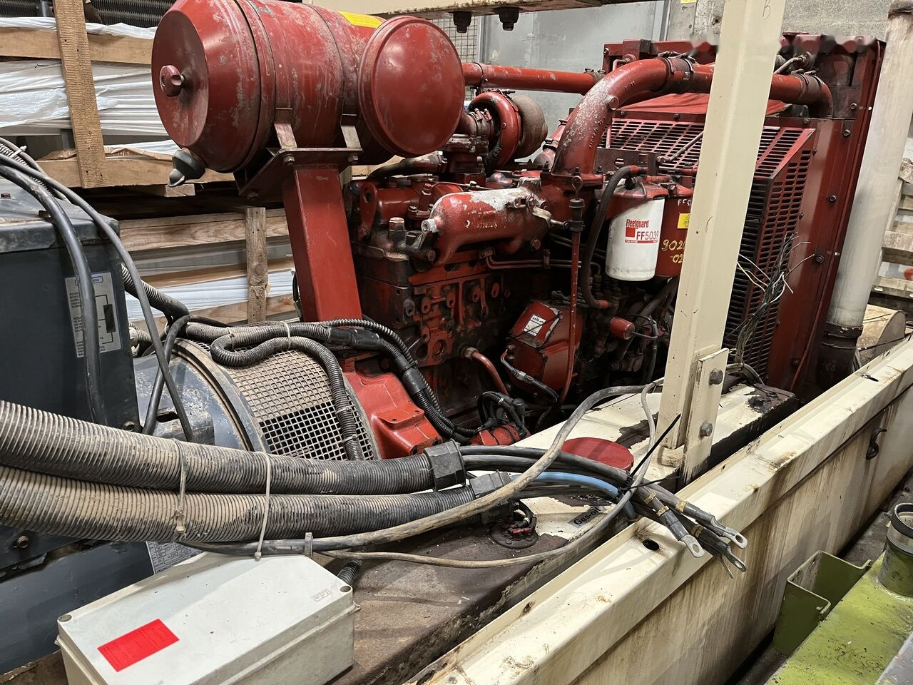 IVECO 240 kVa 8361 SRI - Gruppo elettrogeno: foto 3 IVECO 240 kVa 8361 SRI - Gruppo elettrogeno: foto 3
