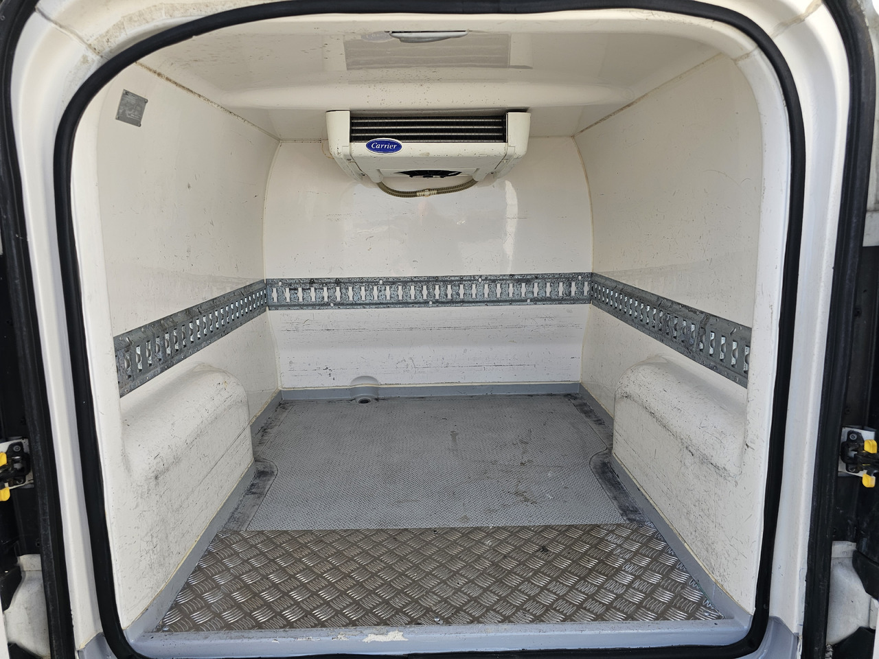 Fiat Doblo chlodnia mroznia carrier +230v - 18 C euro5 - Furgone frigo: foto 4 Fiat Doblo chlodnia mroznia carrier +230v - 18 C euro5 - Furgone frigo: foto 4