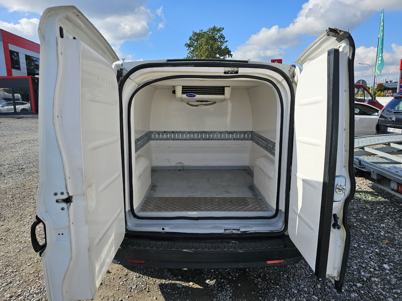 Fiat Doblo chlodnia mroznia carrier +230v - 18 C euro5 - Furgone frigo: foto 2 Fiat Doblo chlodnia mroznia carrier +230v - 18 C euro5 - Furgone frigo: foto 2
