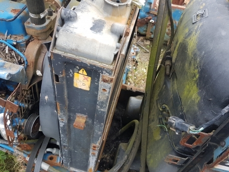 Ford 8340, 40 Series Engine Water Cooling Radiator 82015105, 82015099 - Radiatore per Trattore: foto 2 Ford 8340, 40 Series Engine Water Cooling Radiator 82015105, 82015099 - Radiatore per Trattore: foto 2