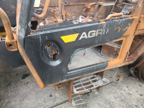Jcb 542-70 Ag Cab door frame lower 402/s3035 - Porta e ricambi: foto 2 Jcb 542-70 Ag Cab door frame lower 402/s3035 - Porta e ricambi: foto 2