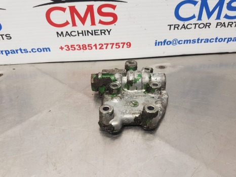 John Deere 6200, 6300, 6400, 7600, 7700 Clutch Cooling Valve Housing R109490 - Cambio: foto 2 John Deere 6200, 6300, 6400, 7600, 7700 Clutch Cooling Valve Housing R109490 - Cambio: foto 2