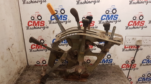 Massey Ferguson 4255 Cab Lift Rear Console Controls 3814519m92 - Cabina e interni per Trattore: foto 1 Massey Ferguson 4255 Cab Lift Rear Console Controls 3814519m92 - Cabina e interni per Trattore: foto 1
