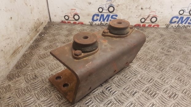 Massey Ferguson 690, 698, 699 Cab Suspension Bracket Mounting Lhs 1680876m91 - Sospensione della cabina per Trattore: foto 3 Massey Ferguson 690, 698, 699 Cab Suspension Bracket Mounting Lhs 1680876m91 - Sospensione della cabina per Trattore: foto 3