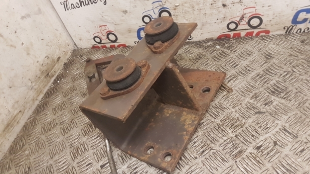 Massey Ferguson 690, 698, 699 Cab Suspension Bracket Mounting Rhs 1679774m93 - Sospensione della cabina per Trattore: foto 3 Massey Ferguson 690, 698, 699 Cab Suspension Bracket Mounting Rhs 1679774m93 - Sospensione della cabina per Trattore: foto 3