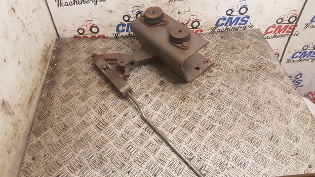 Massey Ferguson 690, 698, 699 Cab Suspension Bracket Mounting Rhs 1679774m93 - Sospensione della cabina per Trattore: foto 1 Massey Ferguson 690, 698, 699 Cab Suspension Bracket Mounting Rhs 1679774m93 - Sospensione della cabina per Trattore: foto 1