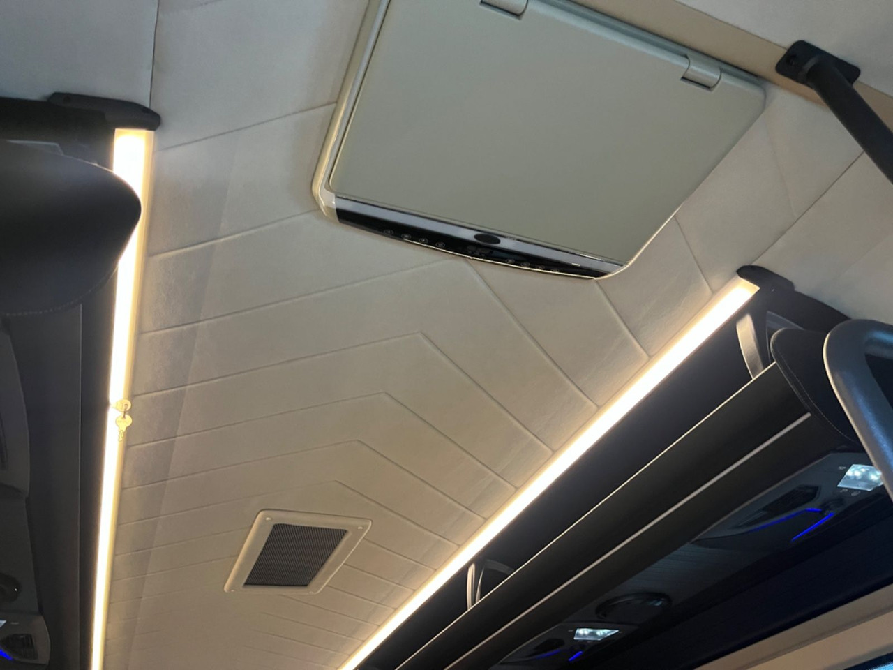 Leasing di  Mercedes-Benz Sprinter 519 AWD 4x4 TOURIST  / 21 to 24 Seats Mercedes-Benz Sprinter 519 AWD 4x4 TOURIST  / 21 to 24 Seats: foto 21