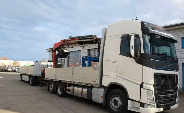 Volvo FH500 6x2 | Platforma z HDS Fassi F215A7 - Sterowanie radiowe | Euro 6 | Automatyczna skrzynia | 390 000 km - Autocarro con pianale/ Cassone fisso, Camion con gru: foto 1 Volvo FH500 6x2 | Platforma z HDS Fassi F215A7 - Sterowanie radiowe | Euro 6 | Automatyczna skrzynia | 390 000 km - Autocarro con pianale/ Cassone fisso, Camion con gru: foto 1