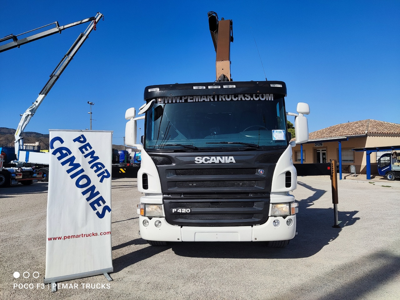 SCANIA P 420 6X2 GRUA CAJA FIJA - Autocarro portacontainer/ Caisse interchangeable, Camion con gru: foto 2 SCANIA P 420 6X2 GRUA CAJA FIJA - Autocarro portacontainer/ Caisse interchangeable, Camion con gru: foto 2