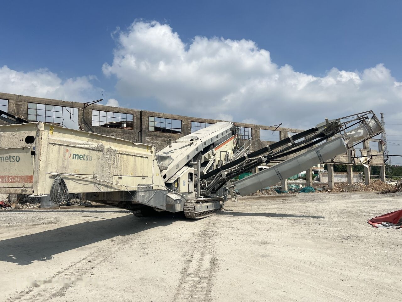 Metso LOKOTRACK ST4.8 SCALPER STONE VIBRATING SCREEN - Frantoio mobile: foto 1 Metso LOKOTRACK ST4.8 SCALPER STONE VIBRATING SCREEN - Frantoio mobile: foto 1