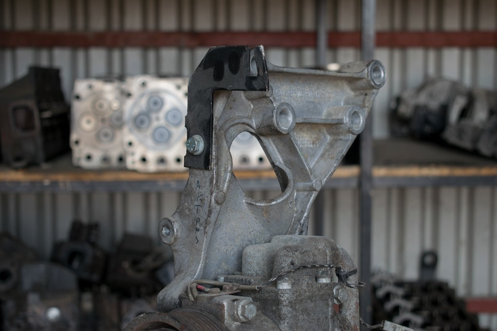 MERCEDES-BENZ ACTROS AIR-CONDITION COMPRESSOR BASE - Ricambio A/C per Camion: foto 2 MERCEDES-BENZ ACTROS AIR-CONDITION COMPRESSOR BASE - Ricambio A/C per Camion: foto 2