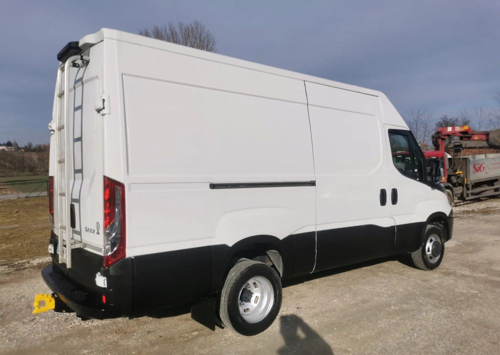 Iveco 35C13 Daily L3H2 bliźniak Klima 2.3-130KM 6-biegów Hak podwójne koła 35-130 L4H2 - Furgone chiuso: foto 3 Iveco 35C13 Daily L3H2 bliźniak Klima 2.3-130KM 6-biegów Hak podwójne koła 35-130 L4H2 - Furgone chiuso: foto 3