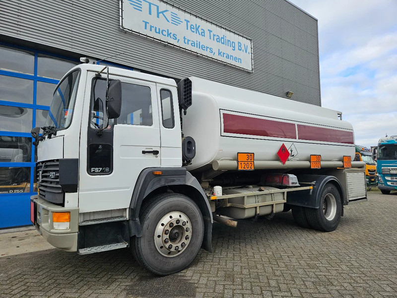 Volvo F S7 18 HOBUR 14.800 Liter 3 Compartments Steel Manual - Camion cisterna: foto 1 Volvo F S7 18 HOBUR 14.800 Liter 3 Compartments Steel Manual - Camion cisterna: foto 1