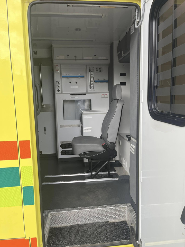 Mercedes-Benz Sprinter 319 - AMBULANCEBOX / Krankenwagen / ambulance - Ambulanza: foto 5 Mercedes-Benz Sprinter 319 - AMBULANCEBOX / Krankenwagen / ambulance - Ambulanza: foto 5