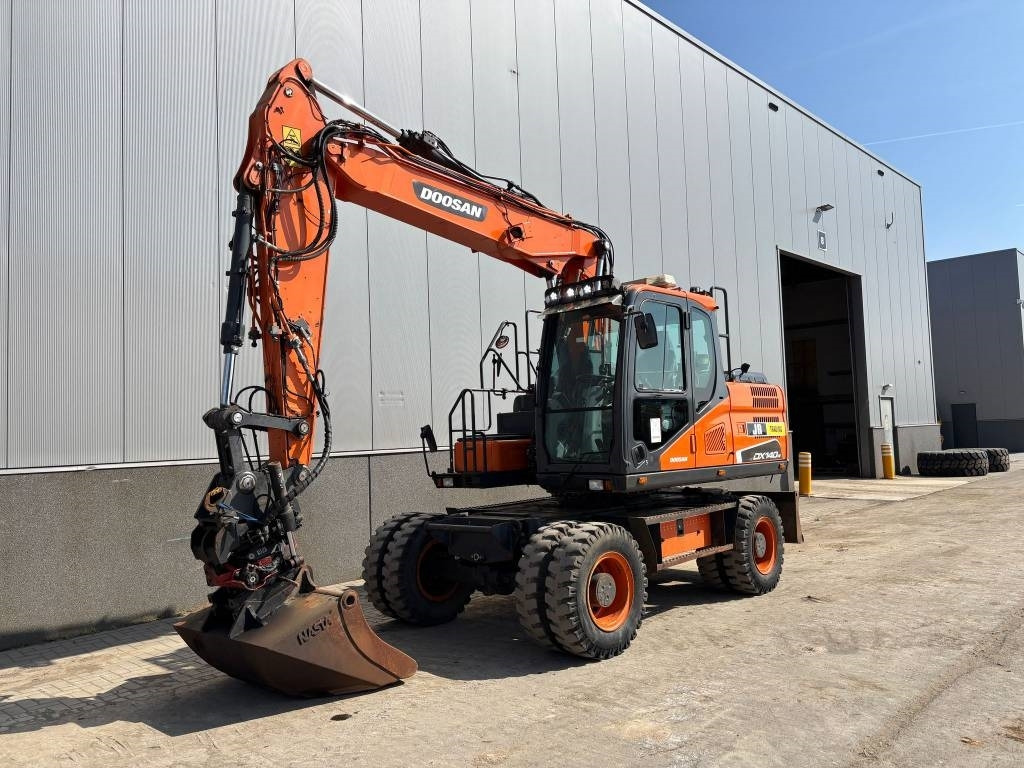 Doosan DX 140 W-5 (R5 Rototilt) - Escavatore gommato: foto 2 Doosan DX 140 W-5 (R5 Rototilt) - Escavatore gommato: foto 2