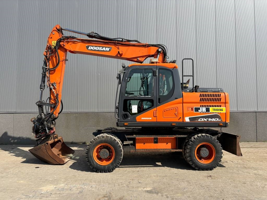 Doosan DX 140 W-5 (R5 Rototilt) - Escavatore gommato: foto 1 Doosan DX 140 W-5 (R5 Rototilt) - Escavatore gommato: foto 1