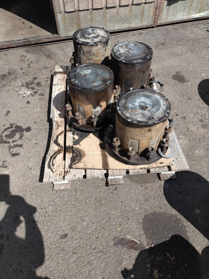 Sisu E,R ja Polar napoja - Assali e ricambi per Camion: foto 1 Sisu E,R ja Polar napoja - Assali e ricambi per Camion: foto 1