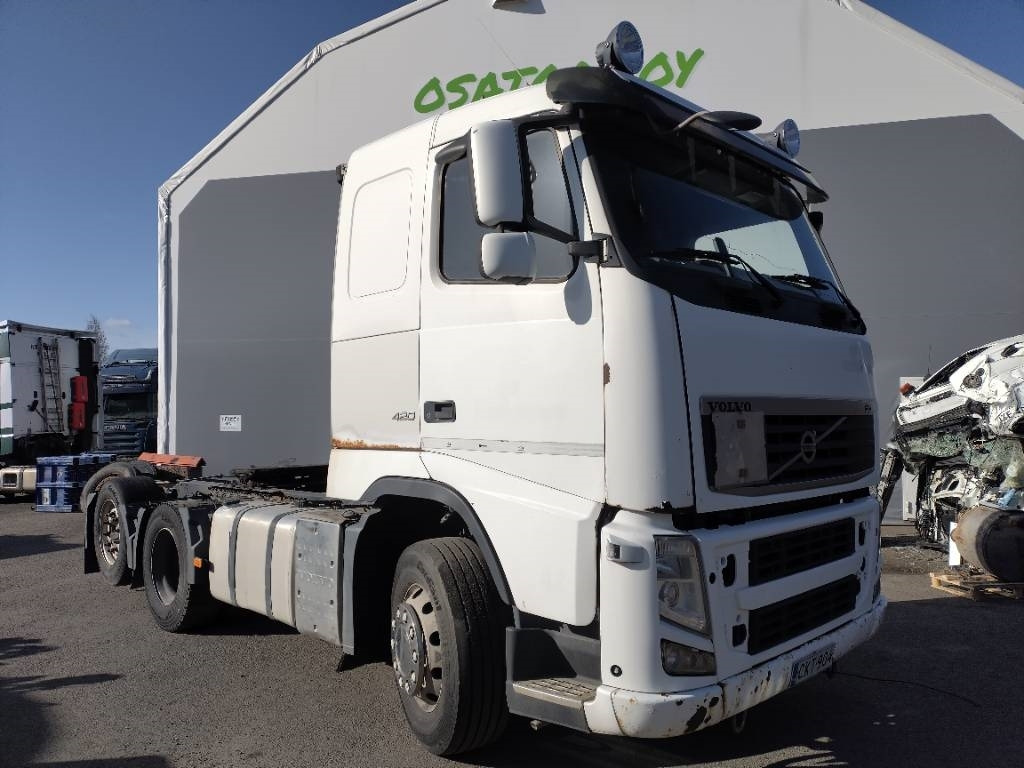 Volvo FH460 6x2 veturi kääntyvä teli - Trattore stradale: foto 1 Volvo FH460 6x2 veturi kääntyvä teli - Trattore stradale: foto 1