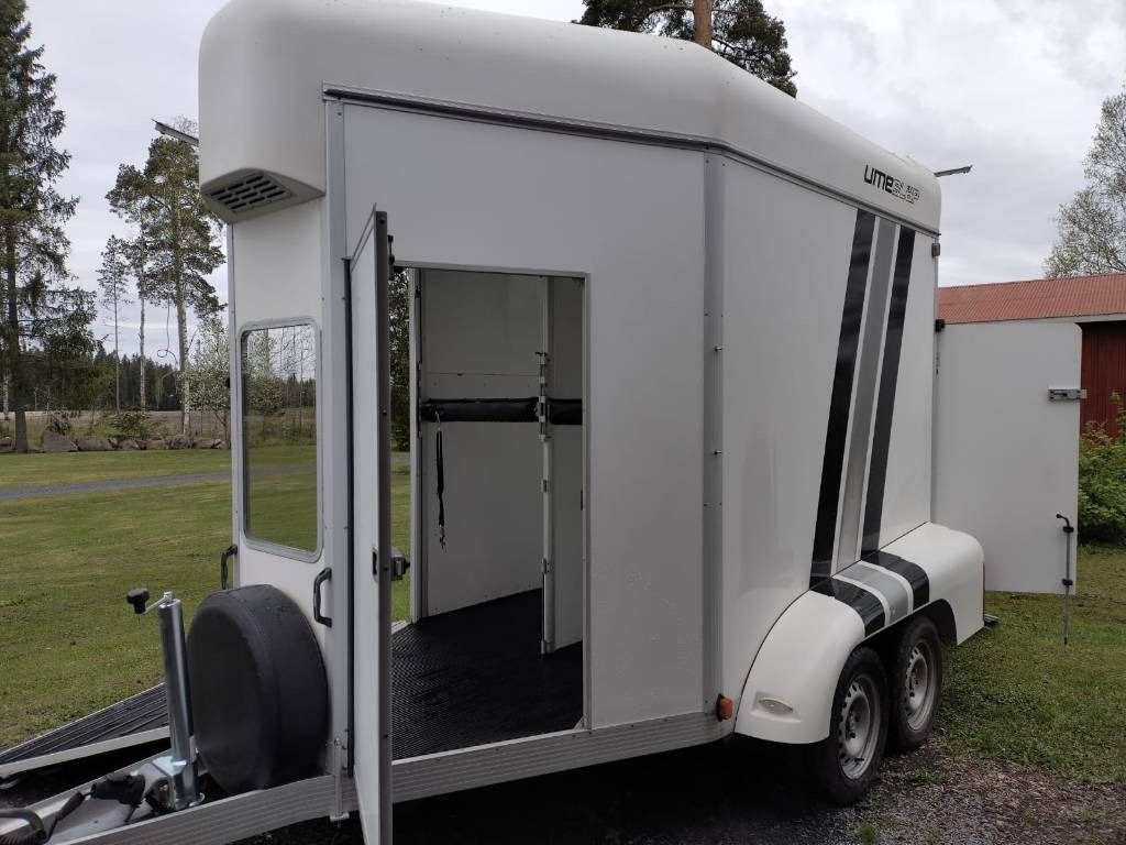 Umeå A45 Hevostraileri, etupurku - Rimorchio trasporto bestiame: foto 3 Umeå A45 Hevostraileri, etupurku - Rimorchio trasporto bestiame: foto 3