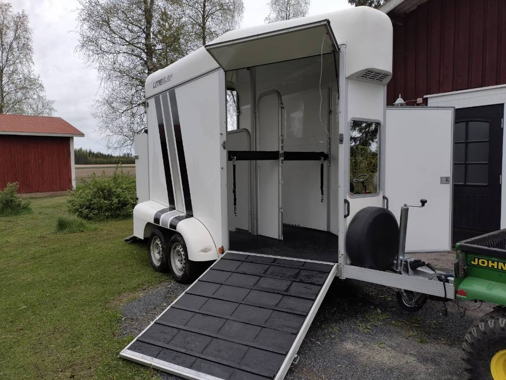 Umeå A45 Hevostraileri, etupurku - Rimorchio trasporto bestiame: foto 1 Umeå A45 Hevostraileri, etupurku - Rimorchio trasporto bestiame: foto 1