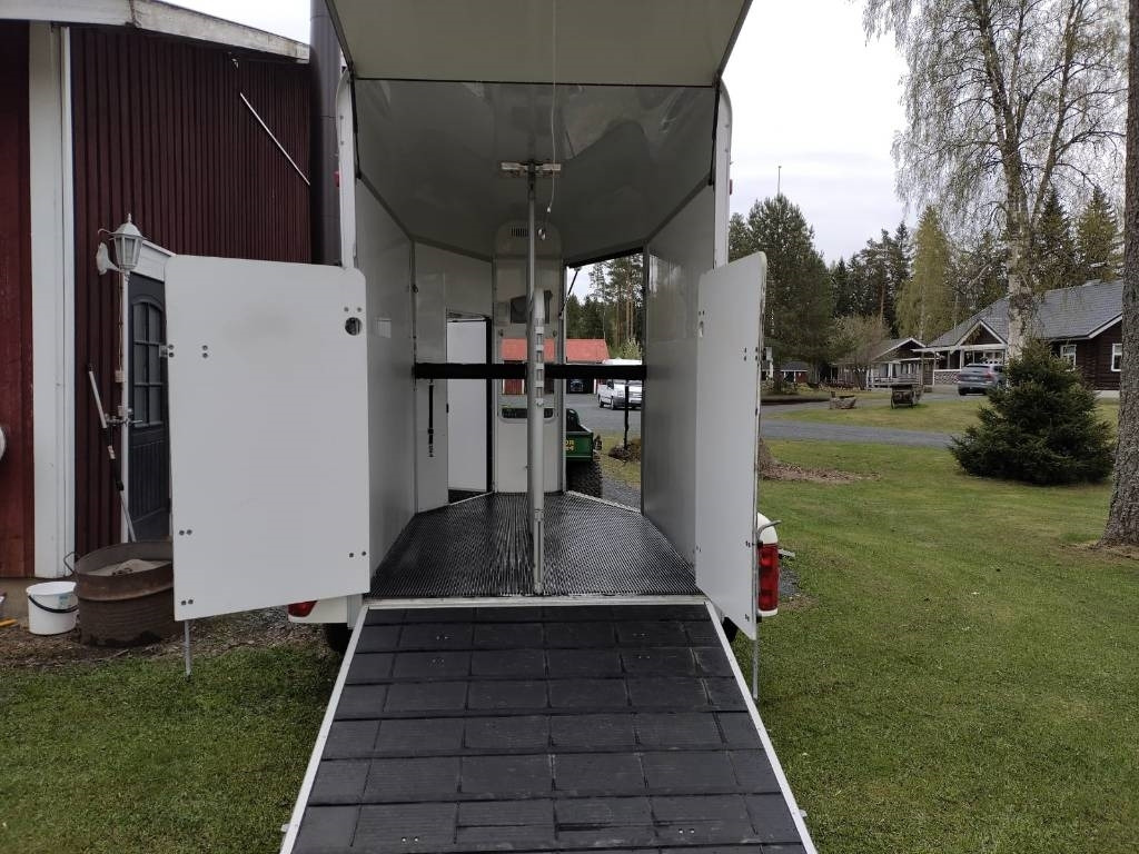 Umeå A45 Hevostraileri, etupurku - Rimorchio trasporto bestiame: foto 2 Umeå A45 Hevostraileri, etupurku - Rimorchio trasporto bestiame: foto 2