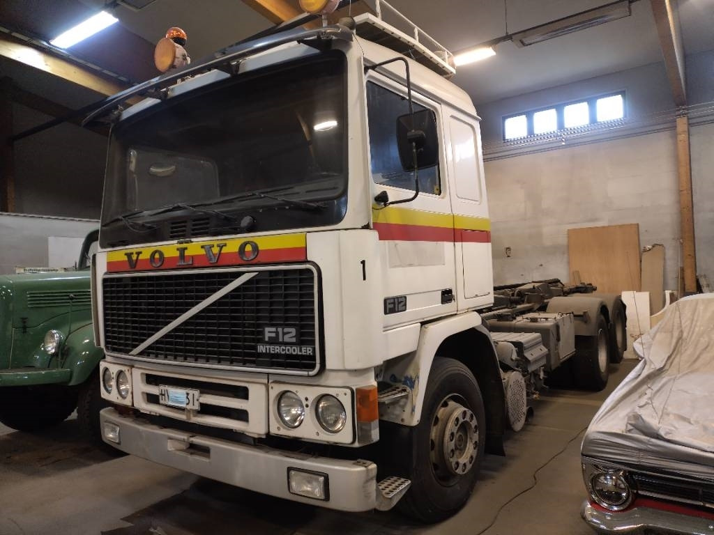 Volvo F12 6x2 ketjulaitteilla, Museointiin - Autocarro multibenna: foto 1 Volvo F12 6x2 ketjulaitteilla, Museointiin - Autocarro multibenna: foto 1
