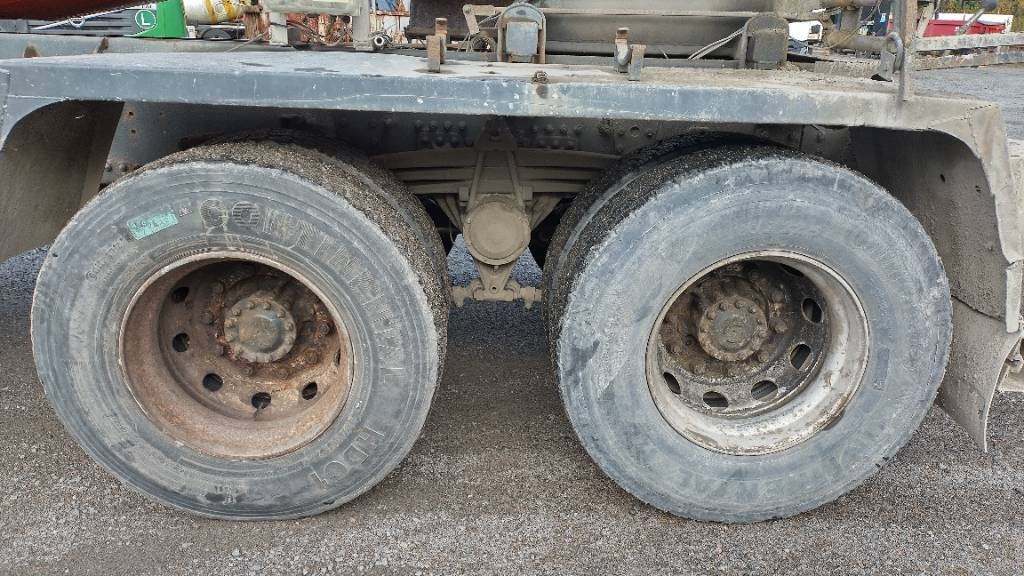 Volvo FM9 8x4 full steel,manual, mixer - Camion cisterna: foto 5 Volvo FM9 8x4 full steel,manual, mixer - Camion cisterna: foto 5