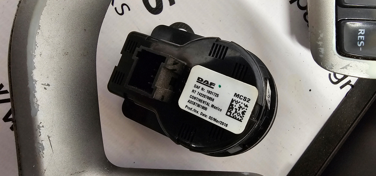 DAF DAF XF, CF, XF106 emission buttons set, control units, light control switch, voltage converter 1726282, 0657561, 1931725, 2151452, 2162812, 1368354, 1726283, 1316300, 1235163, 1368353, 1726283 - ECU: foto 4 DAF DAF XF, CF, XF106 emission buttons set, control units, light control switch, voltage converter 1726282, 0657561, 1931725, 2151452, 2162812, 1368354, 1726283, 1316300, 1235163, 1368353, 1726283 - ECU: foto 4