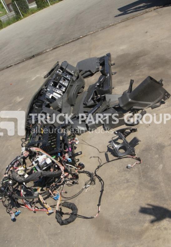 VOLVO FH4 EURO6, EURO 6 emission dashboard console, instrument panel, switch panel, cover, frame, section, drawer, storage shelf, 82282401, 82213636, 84045796, 82271583, 82352829, 82353693, 21431364, - Cabina e interni per Camion: foto 1 VOLVO FH4 EURO6, EURO 6 emission dashboard console, instrument panel, switch panel, cover, frame, section, drawer, storage shelf, 82282401, 82213636, 84045796, 82271583, 82352829, 82353693, 21431364, - Cabina e interni per Camion: foto 1