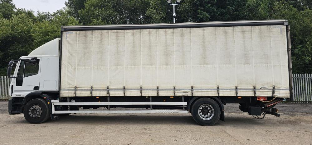 Iveco 18 ton curtain tail lift - Camion centinato: foto 5 Iveco 18 ton curtain tail lift - Camion centinato: foto 5